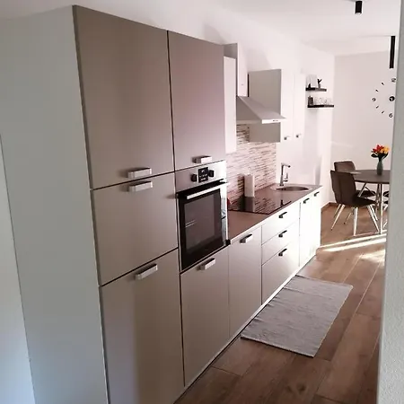 Jakov Apartman *